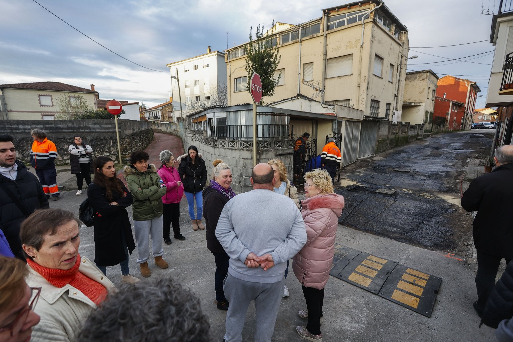 Los afectados se concentraron ayer tras el inicio de las obras de asfaltado de uno de los viales.