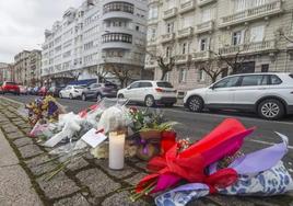 Flores y velas en la calle Castelar de Santander, donde falleció el joven Bret Elorza.