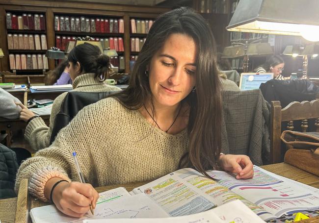 María Sasía en la biblioteca, donde estudia habitualmente.