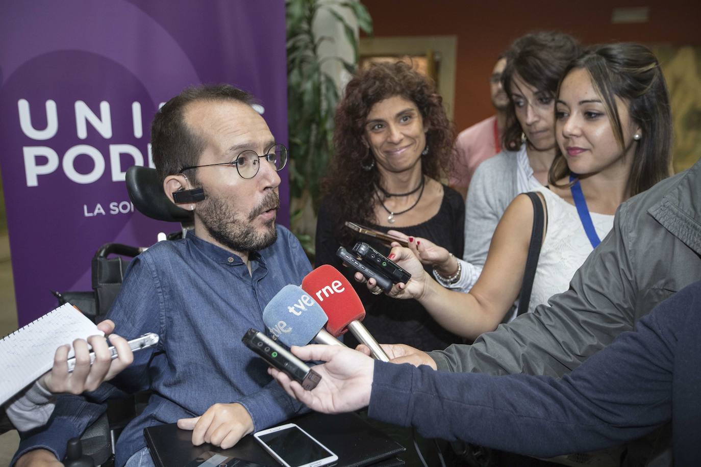 Visita de Pablo Echenique a Santander, junto a Rosana Alonso, en 2016.