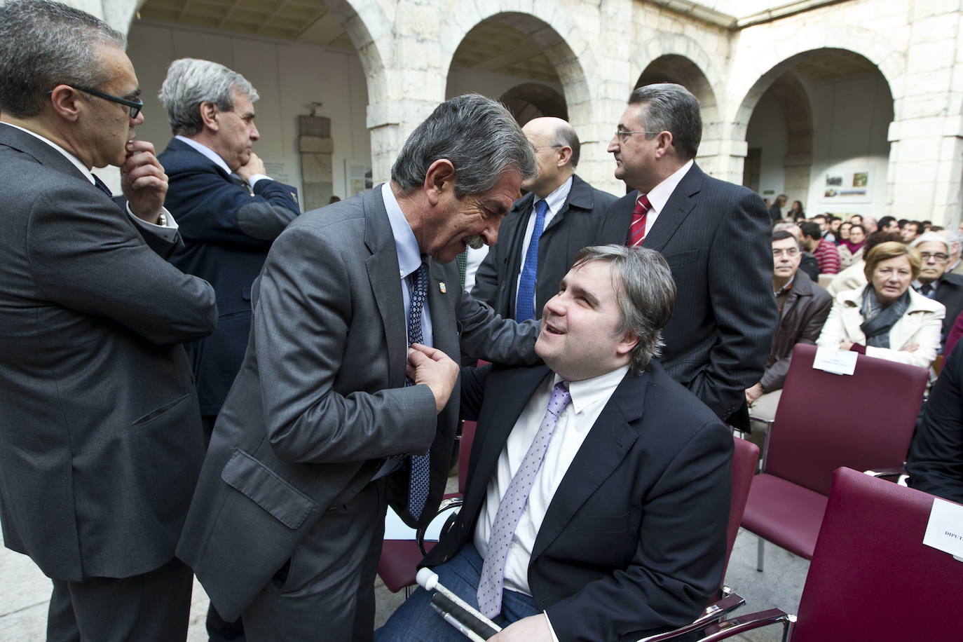 Revilla habla con el diputado de Podemos Alberto Bolado durante un acto en el Parlamento en 2017.