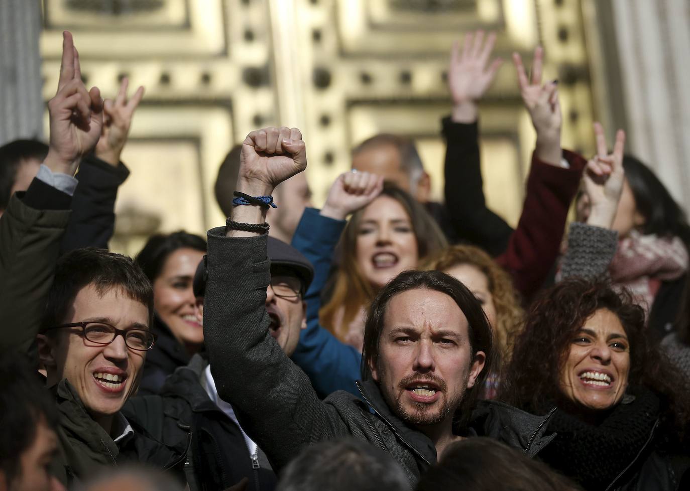 Rosana Alonso, en las puertas del Congreso de los Diputados, junto a Pablo Iglesias e Íñigo Errejón en 2017.