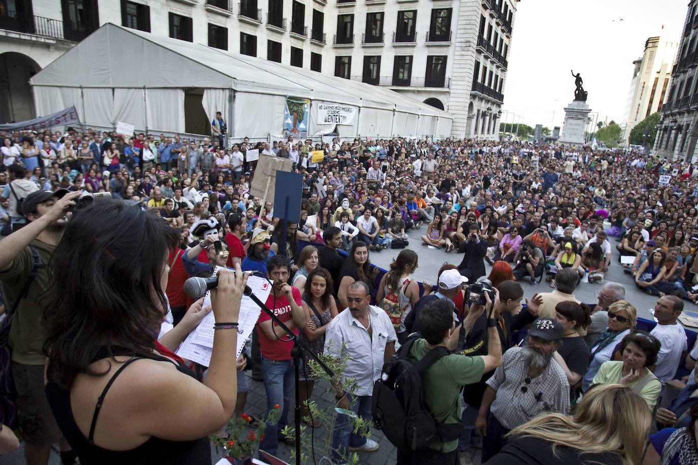 Lectura de un manifiesto 15-M en la Plaza Porticada de Santander en 2011.