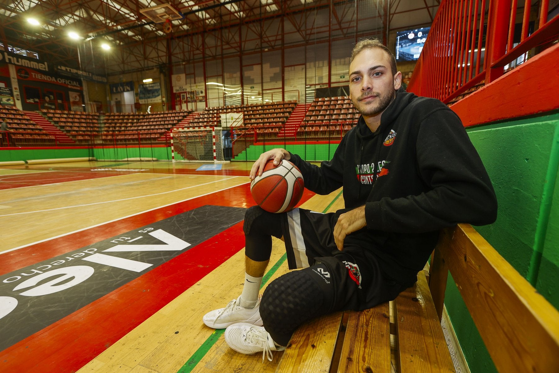 Fernando Sierra posa en el pabellón Vicente Trueba antes de una sesión de entrenamiento con el Grupo Alega Cantabria.