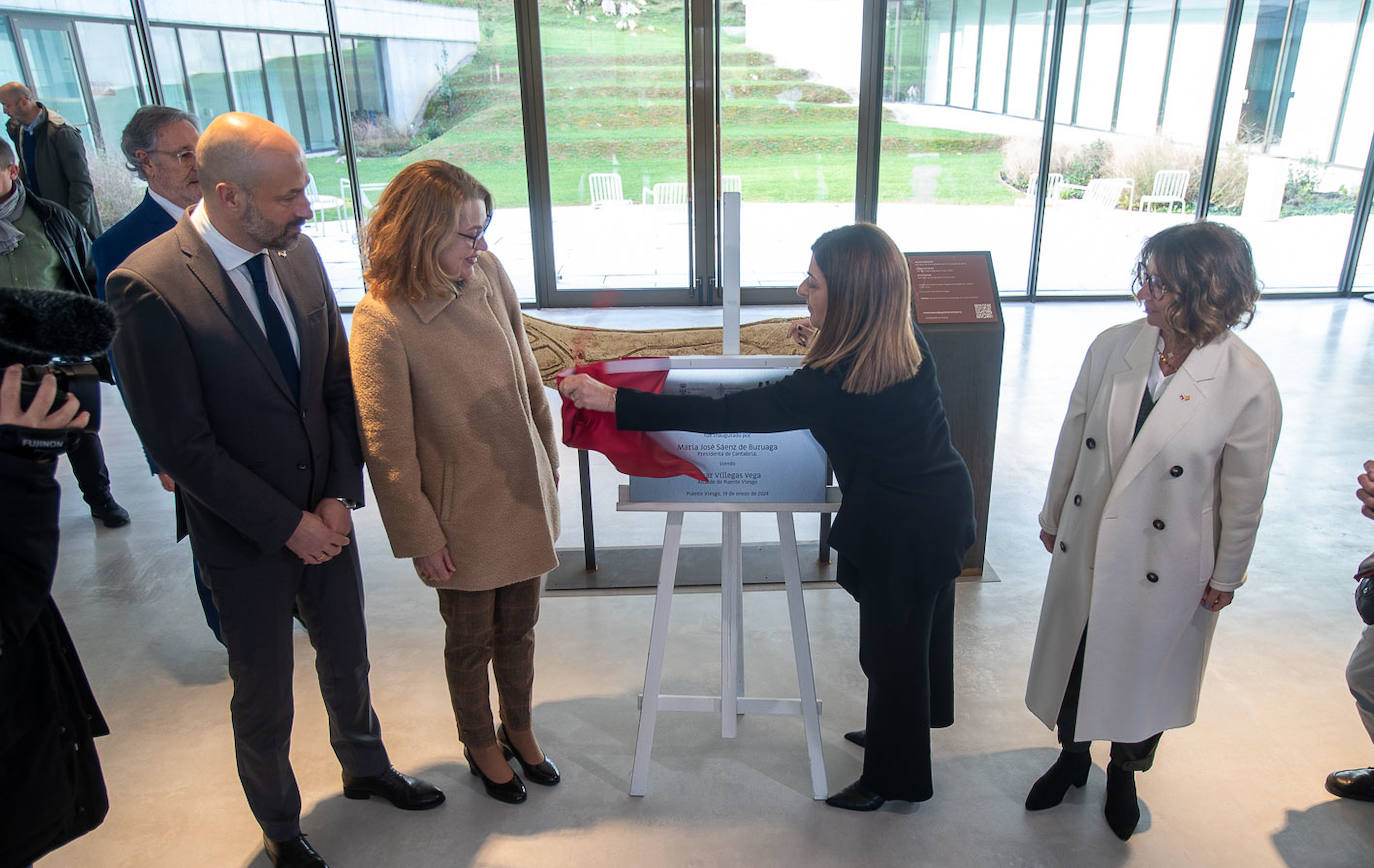 La presidenta de Cantabria descubre la placa del Centro de Arte Rupuestre de Cantabria, en presencia de la consejera de Cultura de Cantabria, Eva Guillermina, el alcalde de Puente Viesgo, Óscar Villegas y Catherine Fautrier-Rousseau, embajadora de Mónaco en España.