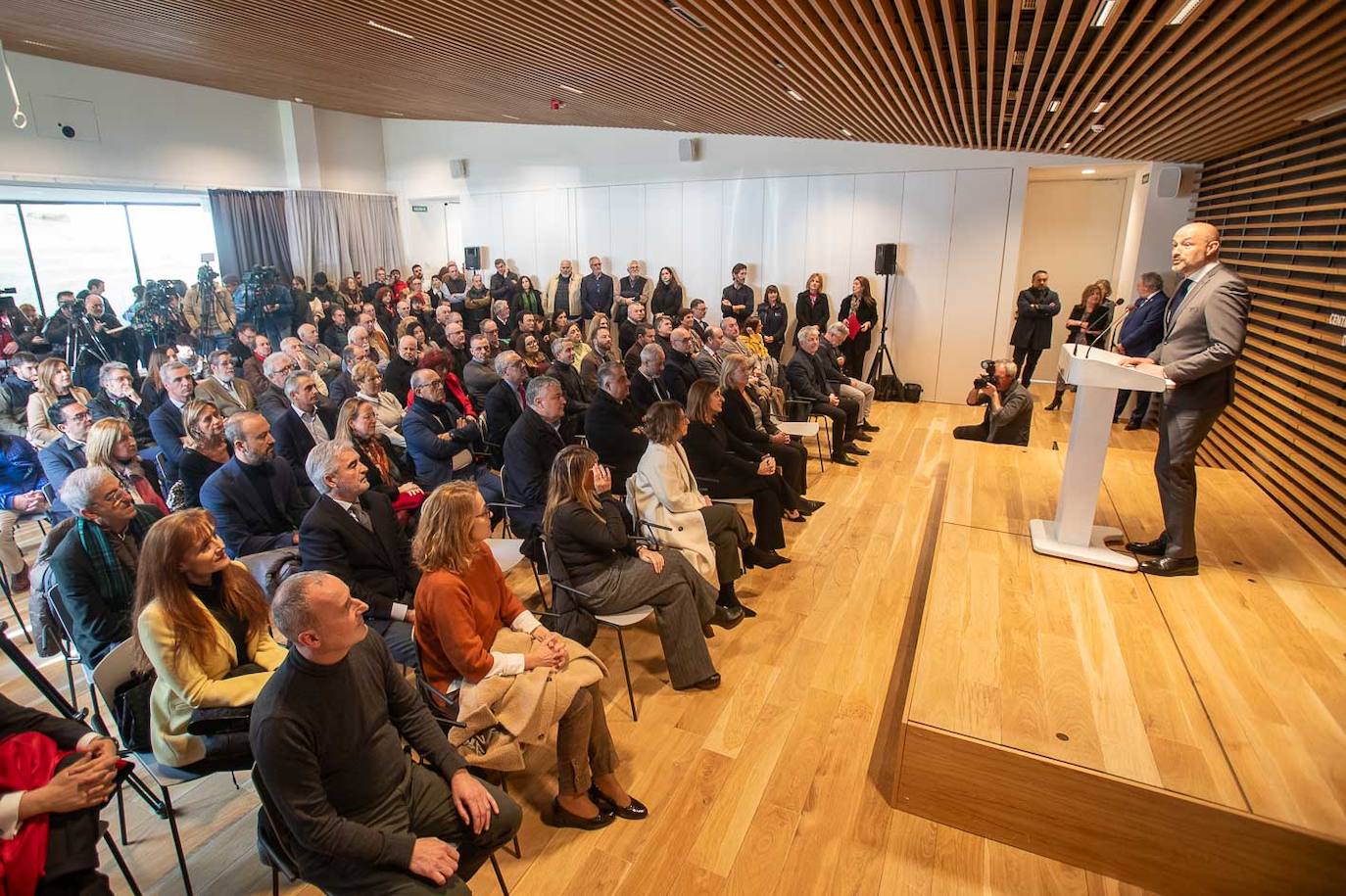 El alcalde de Puente Viesgo, Óscar Villegas, se dirige a los invitados a la inauguración del Centro de Arte Rupestre. 