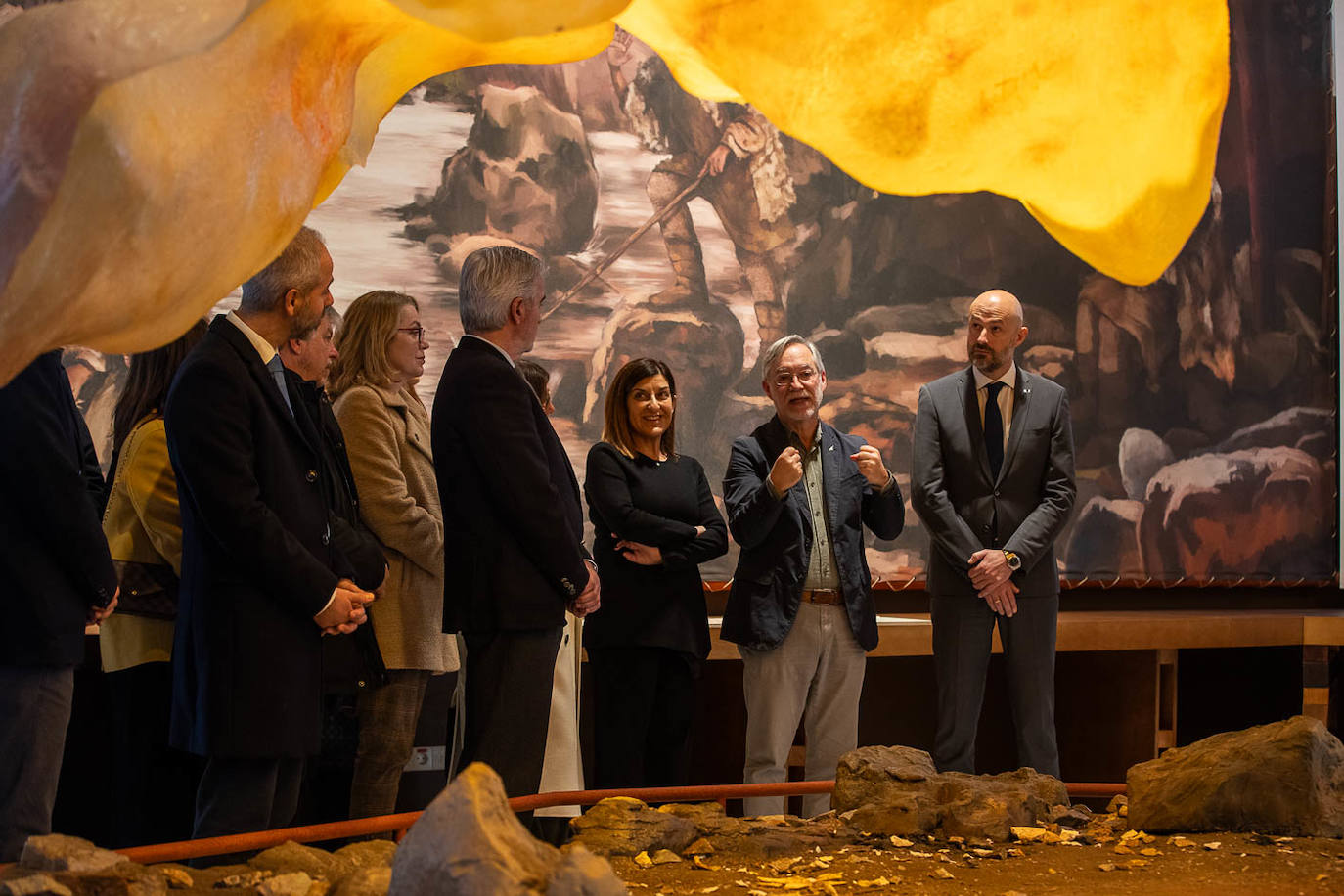 El director del Mupac y de las Cuevas Prehistóricas de Cantabria, Roberto Ontañón. hizo de cicerone durante la inauguración de la exposición permanente del Centro de Arte Rupestre de Cantabria. 