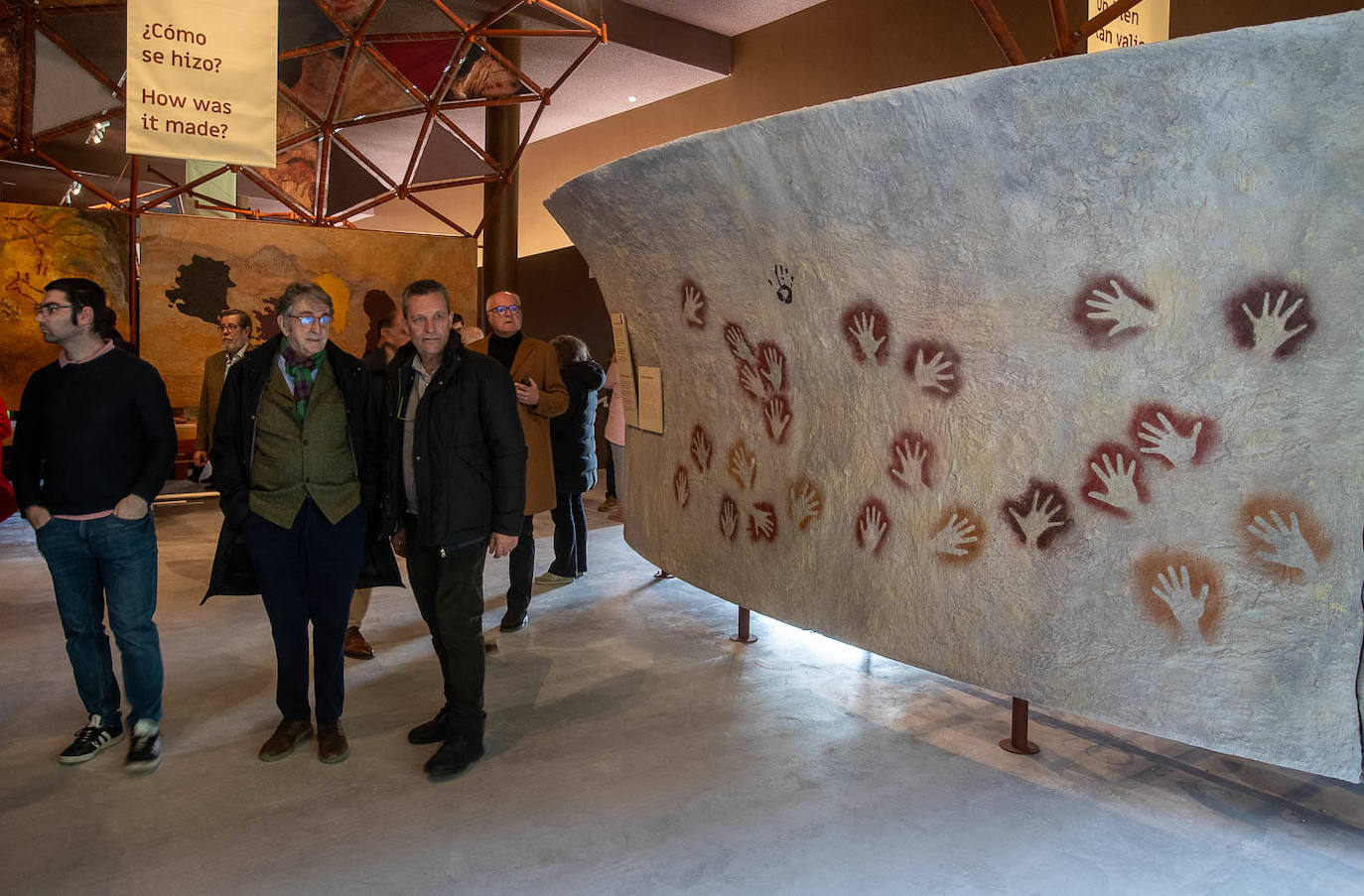 El nuevo espacio es un centro de interpretación que sirve a varios objetivos: explicar el arte rupestre de Cantabria, atraer y redistribuir a los visitantes, ofrecerles, en definitiva, una mejor experiencia y proyectarse sobre el territorio como centro neurálgico de la red de cuevas abiertas al público.