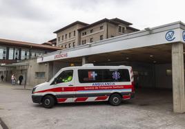 Ambulancia a la puerta de Urgencias de Valdecilla.