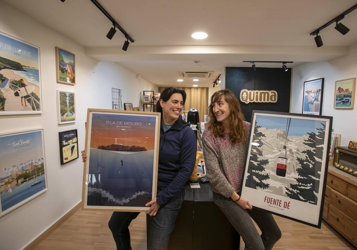 Lara Samperio y María Miqueu con dos de sus diseños en la tienda de Hernán Cortés.