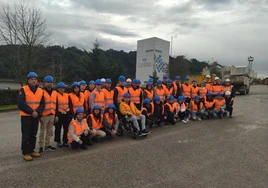 Los equipos del IES Valle de Camargo visitaron las instalaciones de Candesa, en Herrera de Camargo.