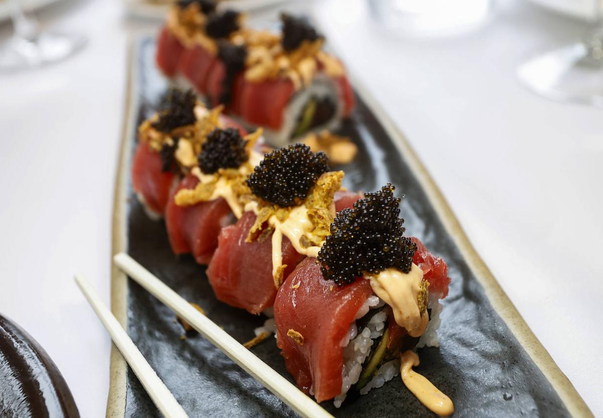 Imagen secundaria 1 - Maki de atún rojo, siracha y huevas de pez volador. A la derecha, tataki de atún rojo sobre mash de aguacate y pico de gallo.