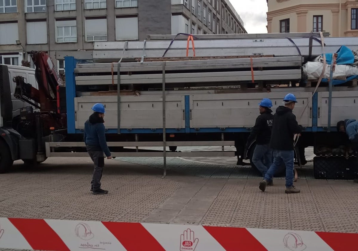 Obreros descargando los materiales el pasado viernes que luego se llevaron.