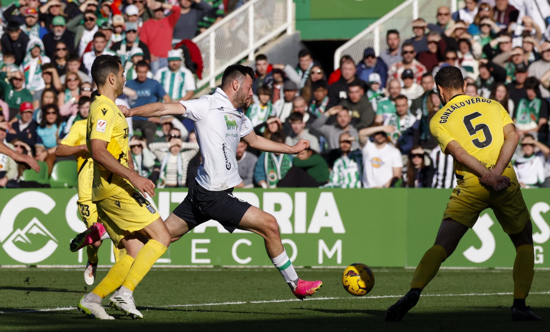 El racinguista Roko Baturina avanza con la pelota ante Gonzalo Verdu, del Cartagena.