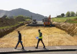 Parcela en El Alisal, en Santander, que se está urbanizando antes de construir edificios de pisos