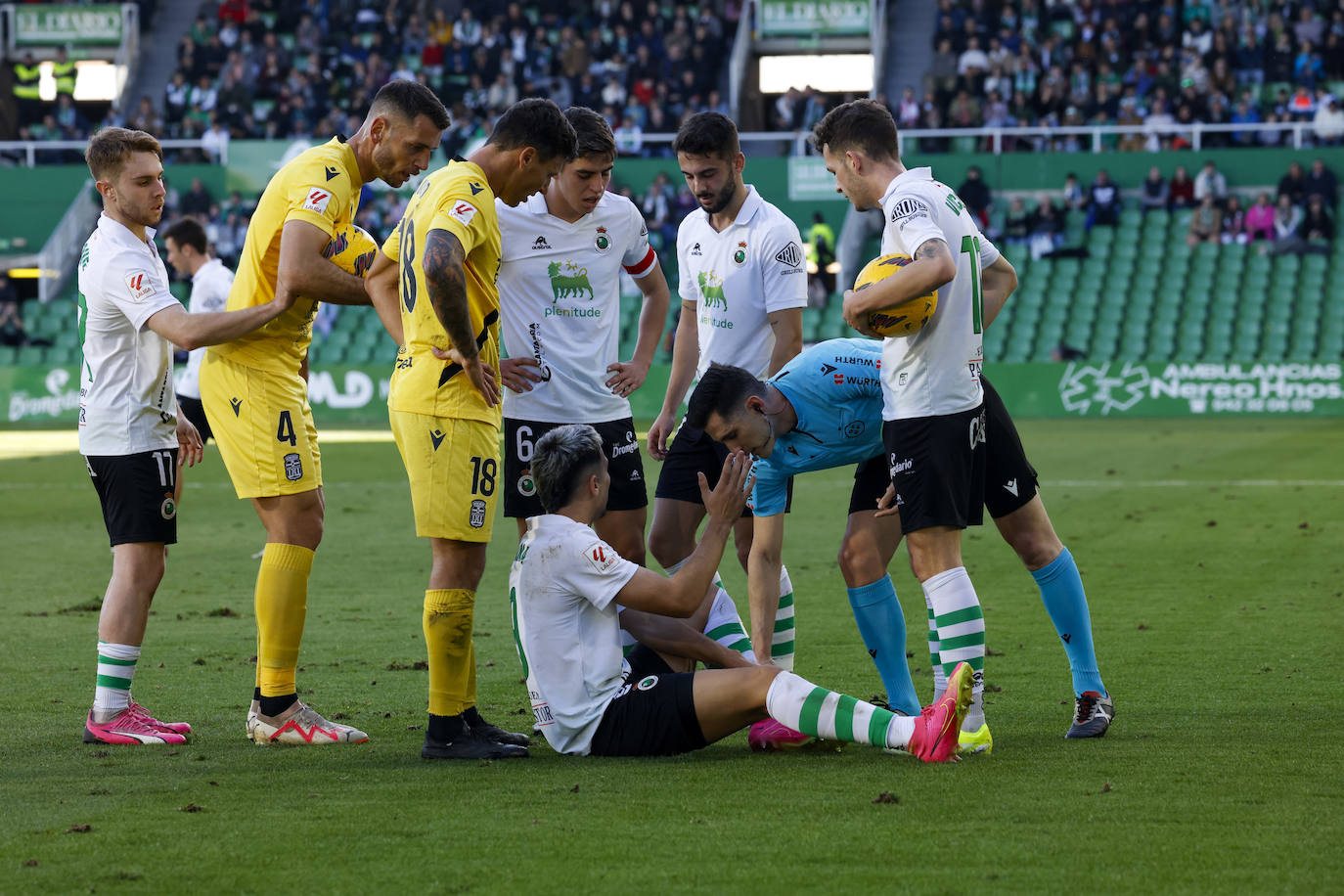 Arana cayó lesionado, aunque continuó hasta el descanso, al intentar cortar un despeje. 