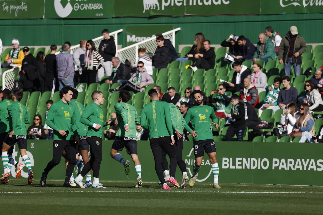 Los suplentes calientan antes del comienzo del encuentro. 