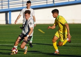 Diego Campo protege el balón ante un rival del Deportivo Fabril