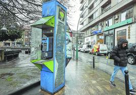 Una de las cabinas telefónicas todavía en pie está situada en la confluencia de las calles Conde Torreanaz y Ceferino Calderón.