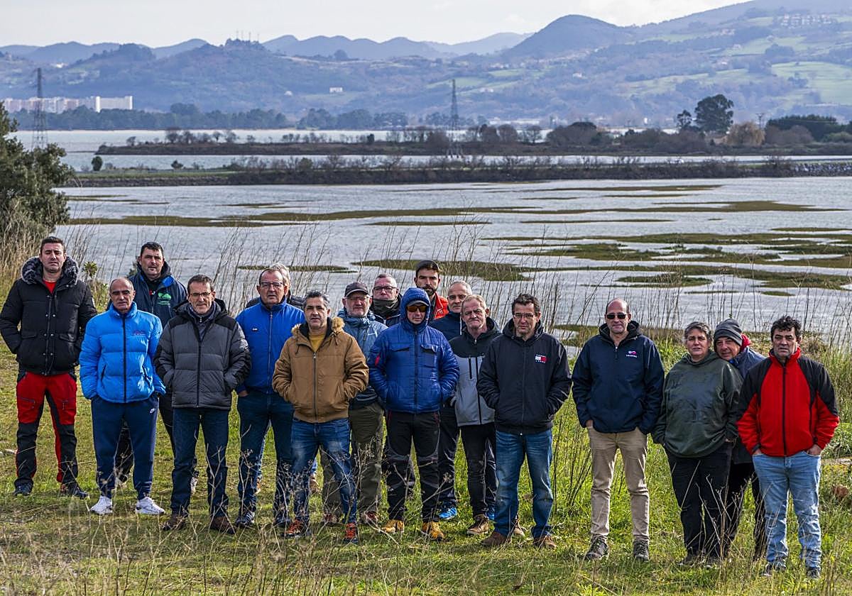 El Diario Montañés reunió a una veintena de mariscadores de Cantabria en el mirador de Montehano, en Escalante.