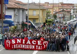 Manifestación de los trabajadores de Sniace por Torrelavega, en 2016.