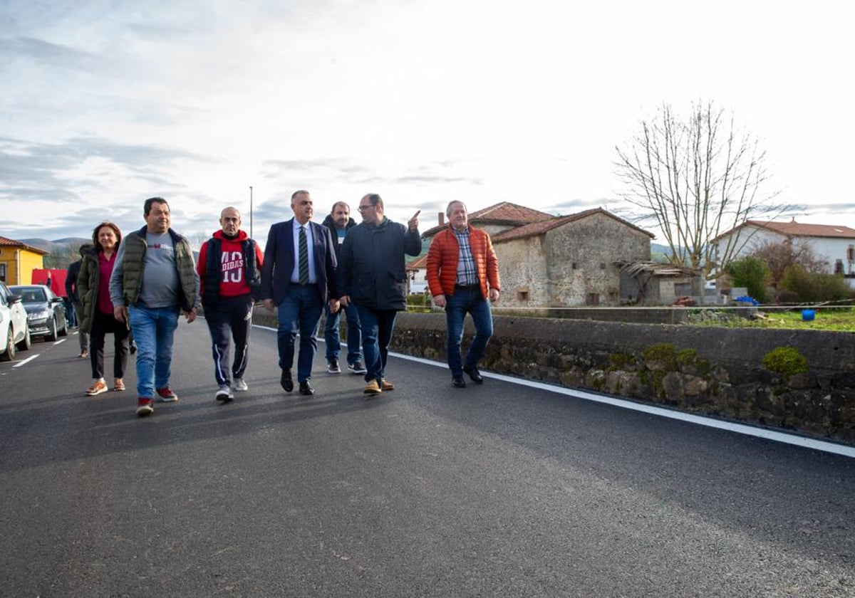 Visita del consejero al vial que se ha arreglado en Vega.