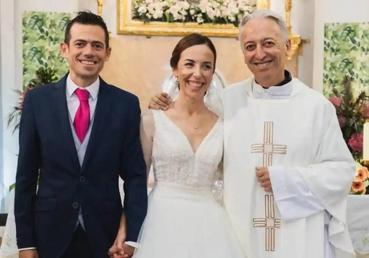 Fernando Cuevas junto a una de las 340 parejas que se han casado a raíz de sus formularios.