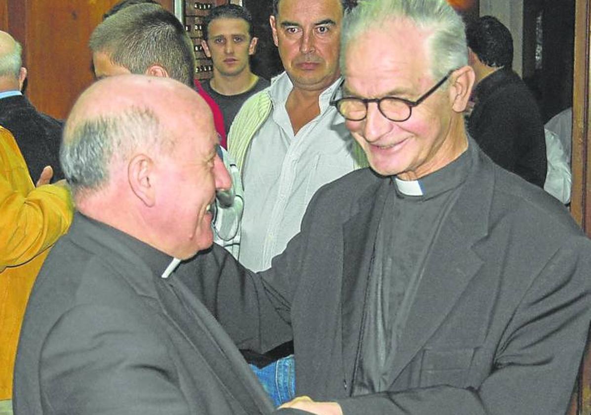 Jesús Amieva, a la derecha, en una imagen de 2008 junto al entonces obispo de Santander, Vicente Jiménez Zamora.