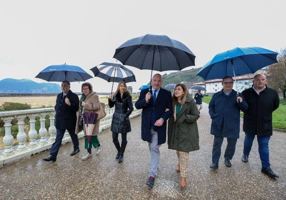 Visita de la presidenta de Cantabria al paseo marítimo de Laredo.