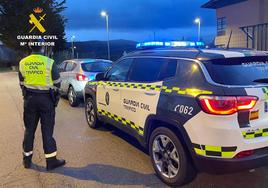 La patrulla de la Guardia Civil junto el coche intervenido.