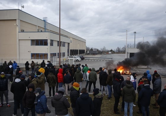 Piquete de los trabajadores de Aspla en Reocín, durante la huelga del año pasado.