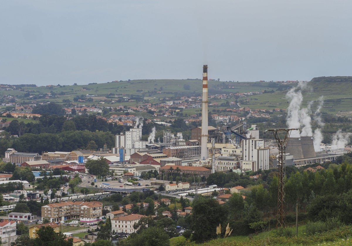 Recinto de Solvay en Torrelavega, que tendrá que cambiar sus fuentes energéticas.