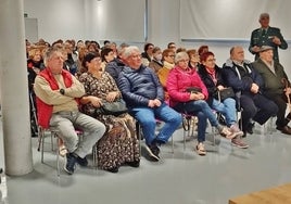 Isidoro Herrero disertando ante un salón repleto de público.