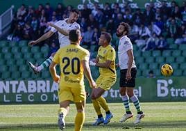 Pol Moreno cabecea el balón en el encuentro de este domingo ante el Cartagena.