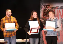 Antonio Ceballos, Vigo Luna y Jonathan Arobes, con el premio concedido por los empresarios barquereños