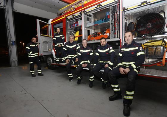 Severino Prieto, Pablo Fuente, Ángel Soler, José Diego, Borja González y Manuel Piquero, ayer, en el Parque de Bomberos de Torrelavega.