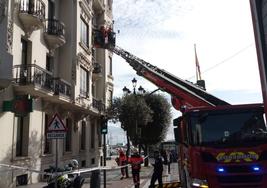 Imagen del momento en el que los Bomberos de Santander intervienen con una grúa para retirar los cascotes