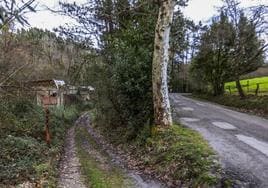 Accesos a la Fuente del Francés donde se encuentran, en la margen izquierda junto al río Aguanaz, las ruinas de la antigua embotelladora.