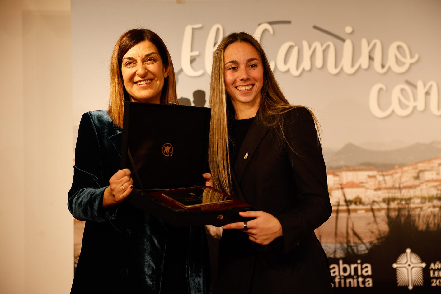 Athenea del Castillo fue objeto de un reconocimiento por parte del Gobierno regional. En la imagen con Sáenz de Buruaga