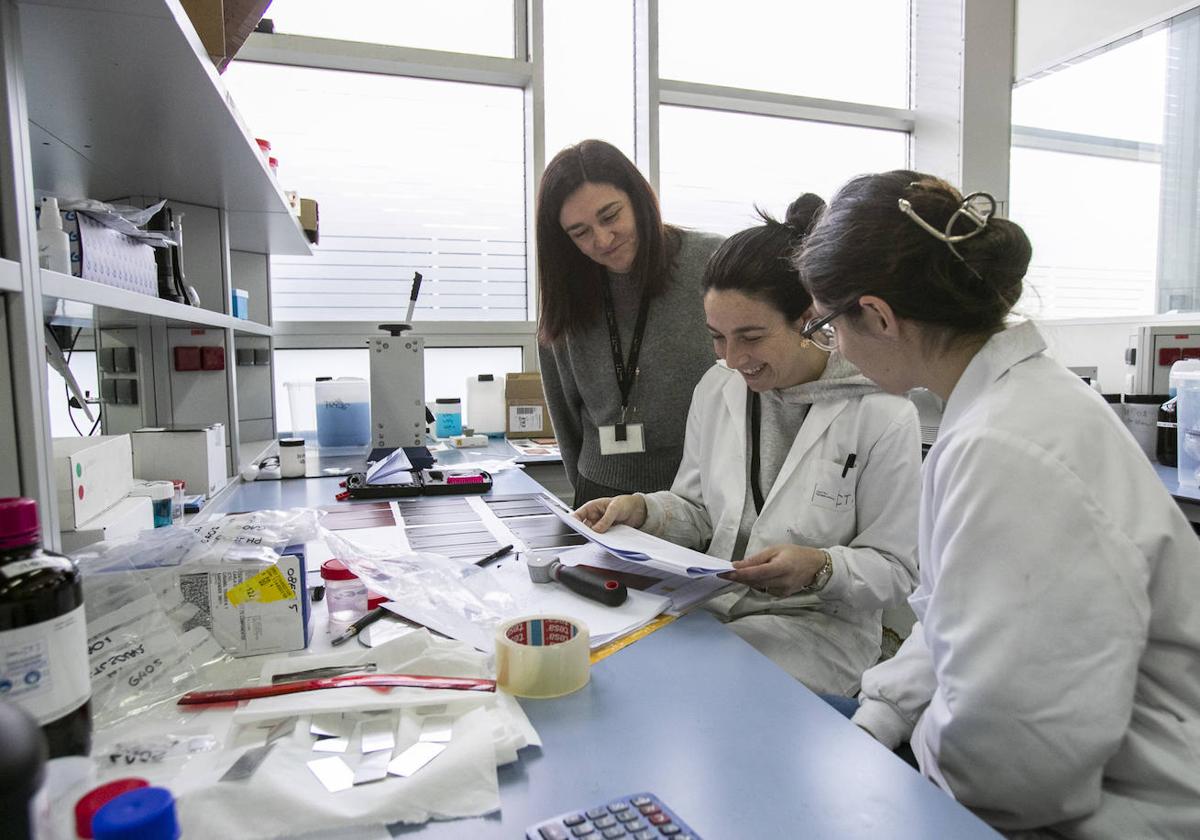 A la izquierda, la directora del centro tecnológico, Beatriz Sancristóbal, junto a dos de sus investigadoras.