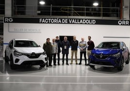 Visita del presidente de la APS, César Díaz, en el centro, a la fábrica de Renault en Valladolid.