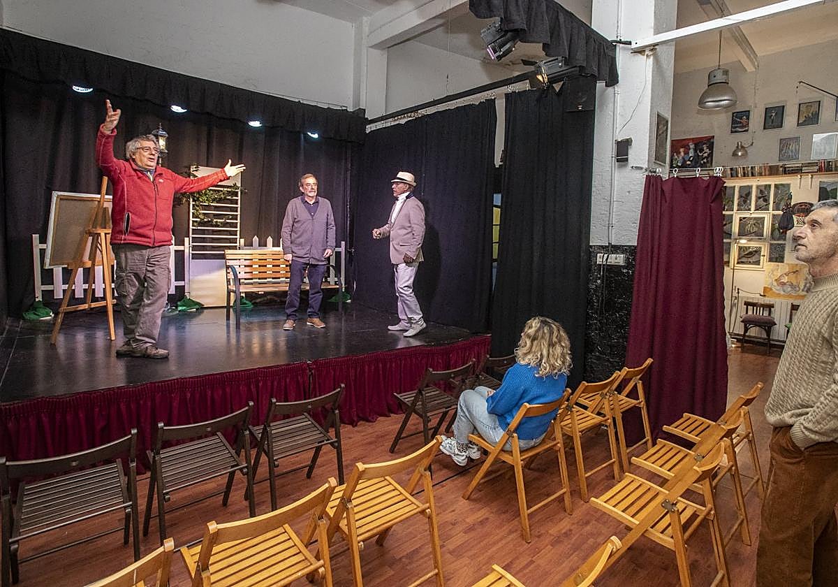 Los integrantes de El Callejón, en el último ensayo previo al estreno de la obra con la que inauguran la sala.
