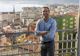 El portavoz del PRC en Santander, Felipe Piña, en la planta superior del funicular del Río de la Pila.