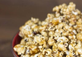 Palomitas de toffee, para una velada de cine con todos sus ingredientes.