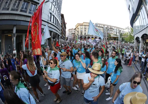 Cientos de peñistas celebran el desfile de Leonor de la Vega, el pasado agosto, antes del pregón de las fiestas de la Virgen Grande.