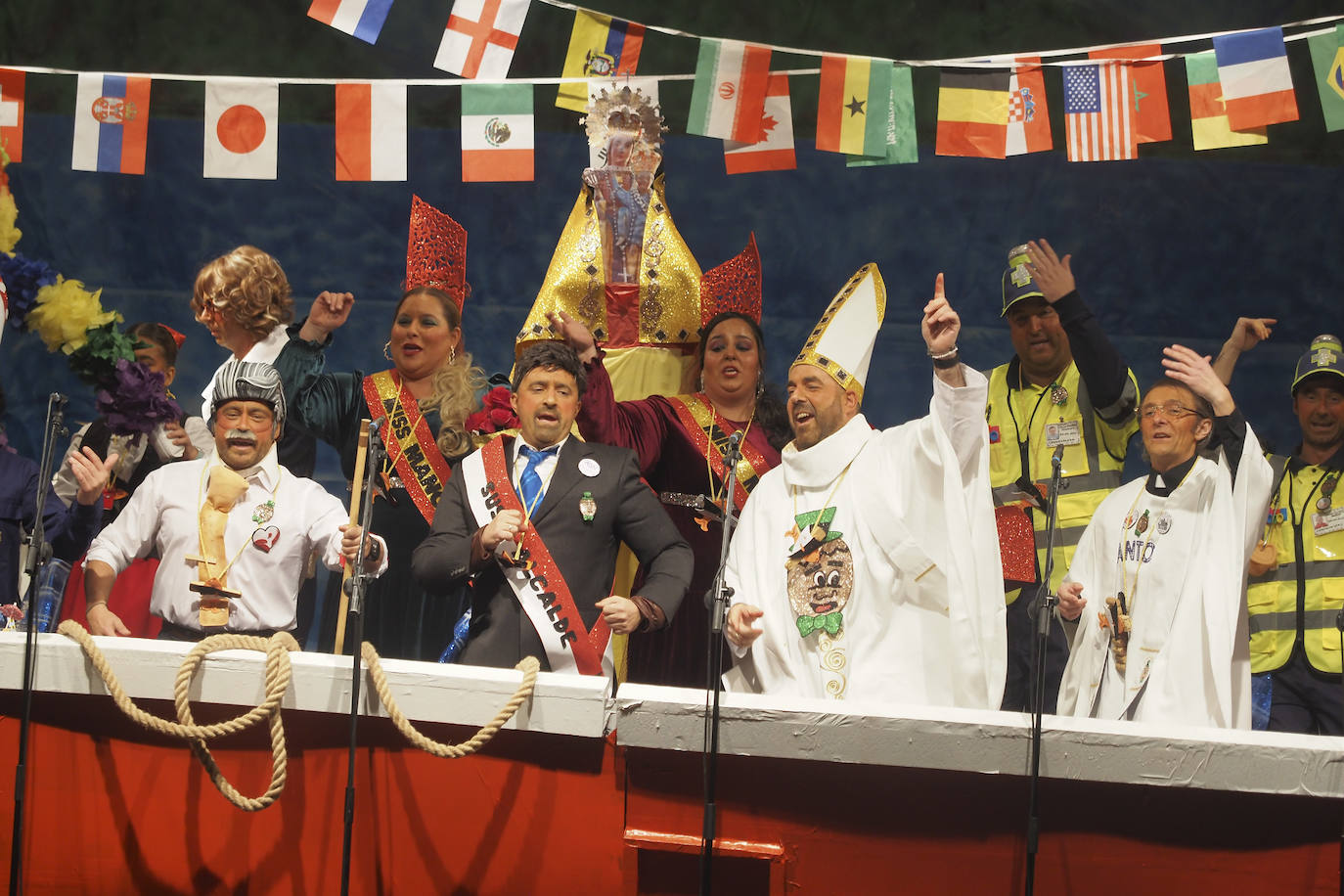 Los veteranos Frágile representaron el barco que recorre la bahía santoñesa durante la Virgen del Puerto. 