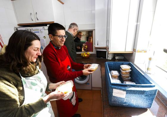 Encarna, Juan, Felipe, Ana y Cristina preparan la comida en la cocina.