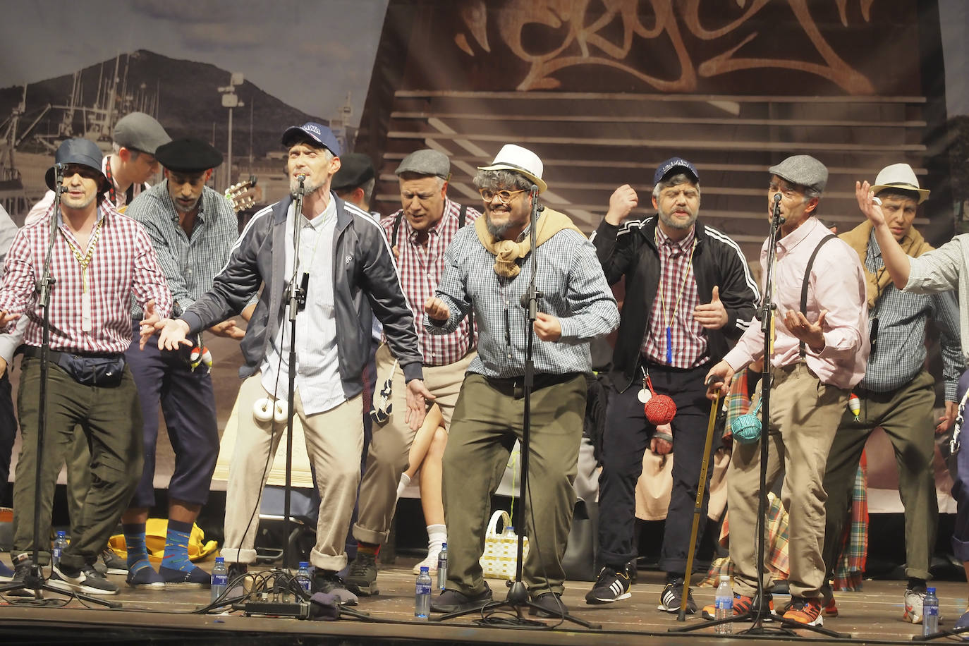 Los Trotamurgas debutaron este viernes en las coplas de carnaval santoñesas con un espectáculo de viejos chismosos.