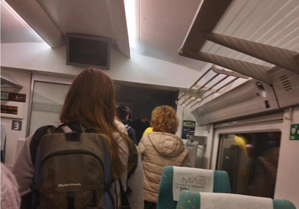 Los viajeros son trasladados a otro tren en la estación de Palencia.