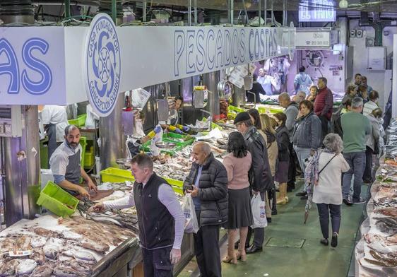 Mercado de la Esperanza. Esta plaza es el mercado 'puro puro', con una planta dedicada a la venta de pescado y marisco y otra centrada en la carne, la charcutería, el pan y otros productos de alimentación. Hay más de 50 puestos repartidos por sus instalaciones.